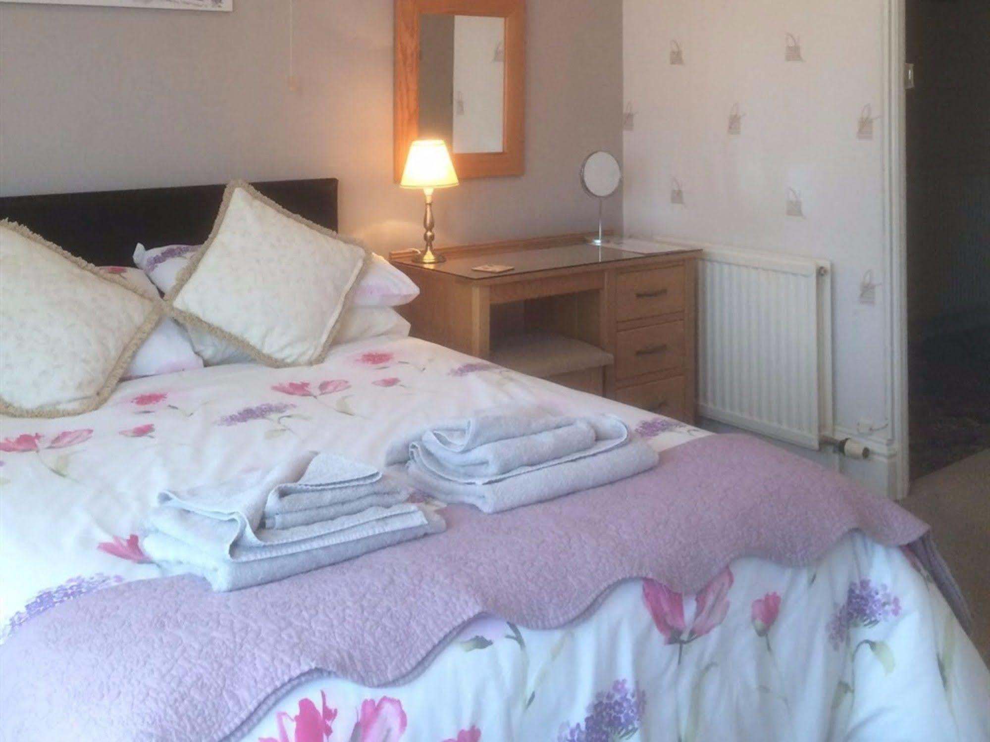 Glenora Guest House Уитби Екстериор снимка