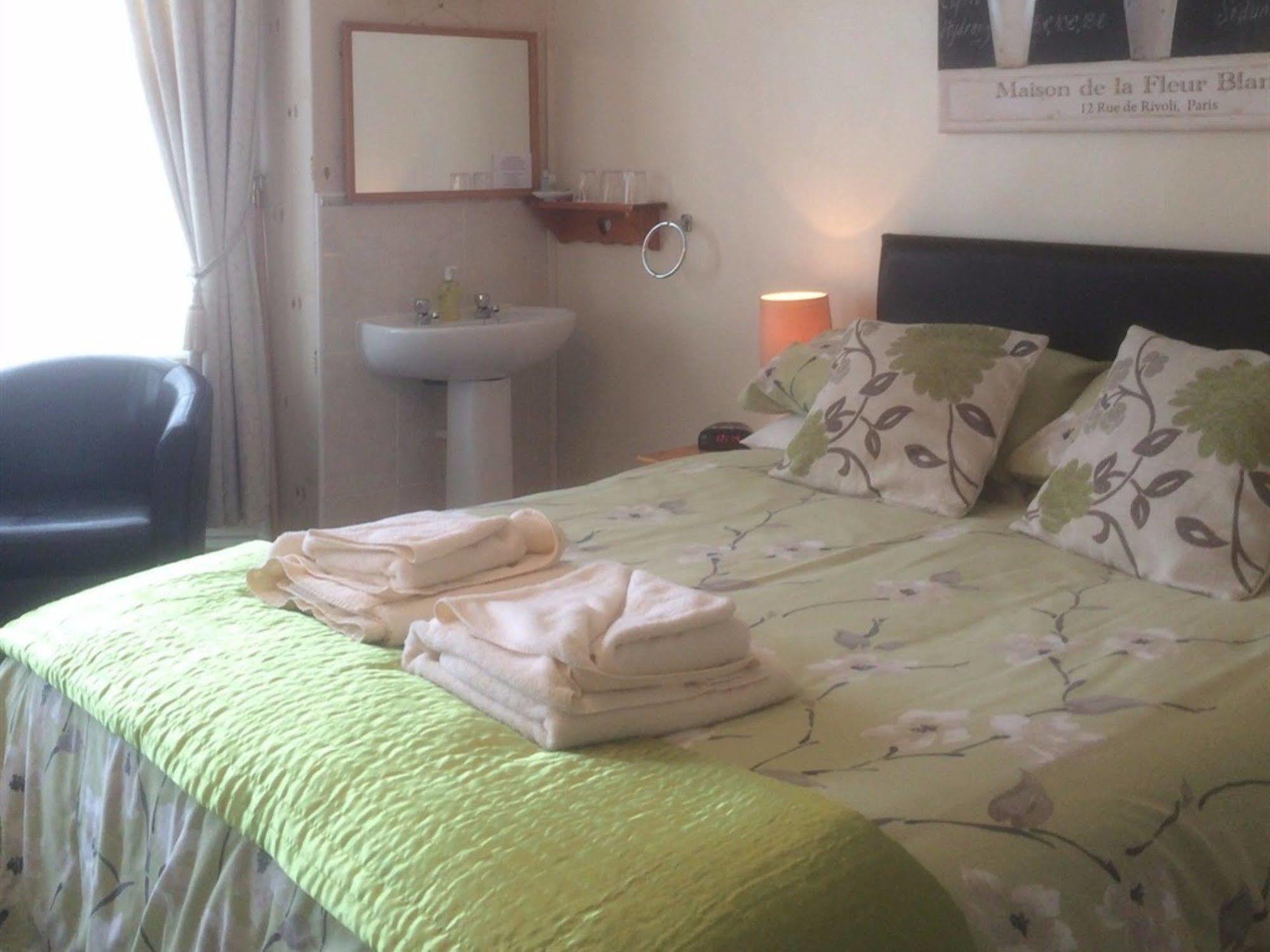 Glenora Guest House Уитби Екстериор снимка