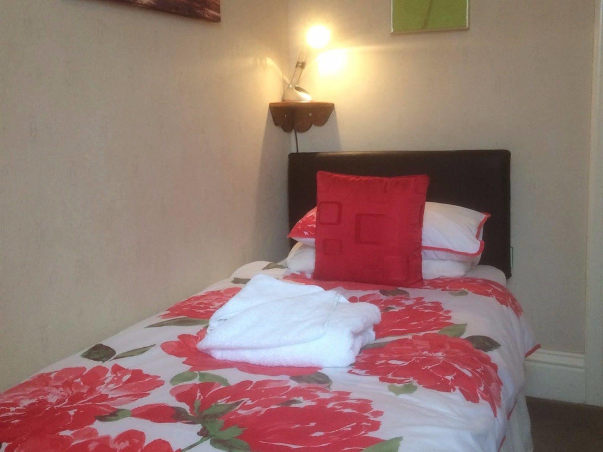 Glenora Guest House Уитби Екстериор снимка