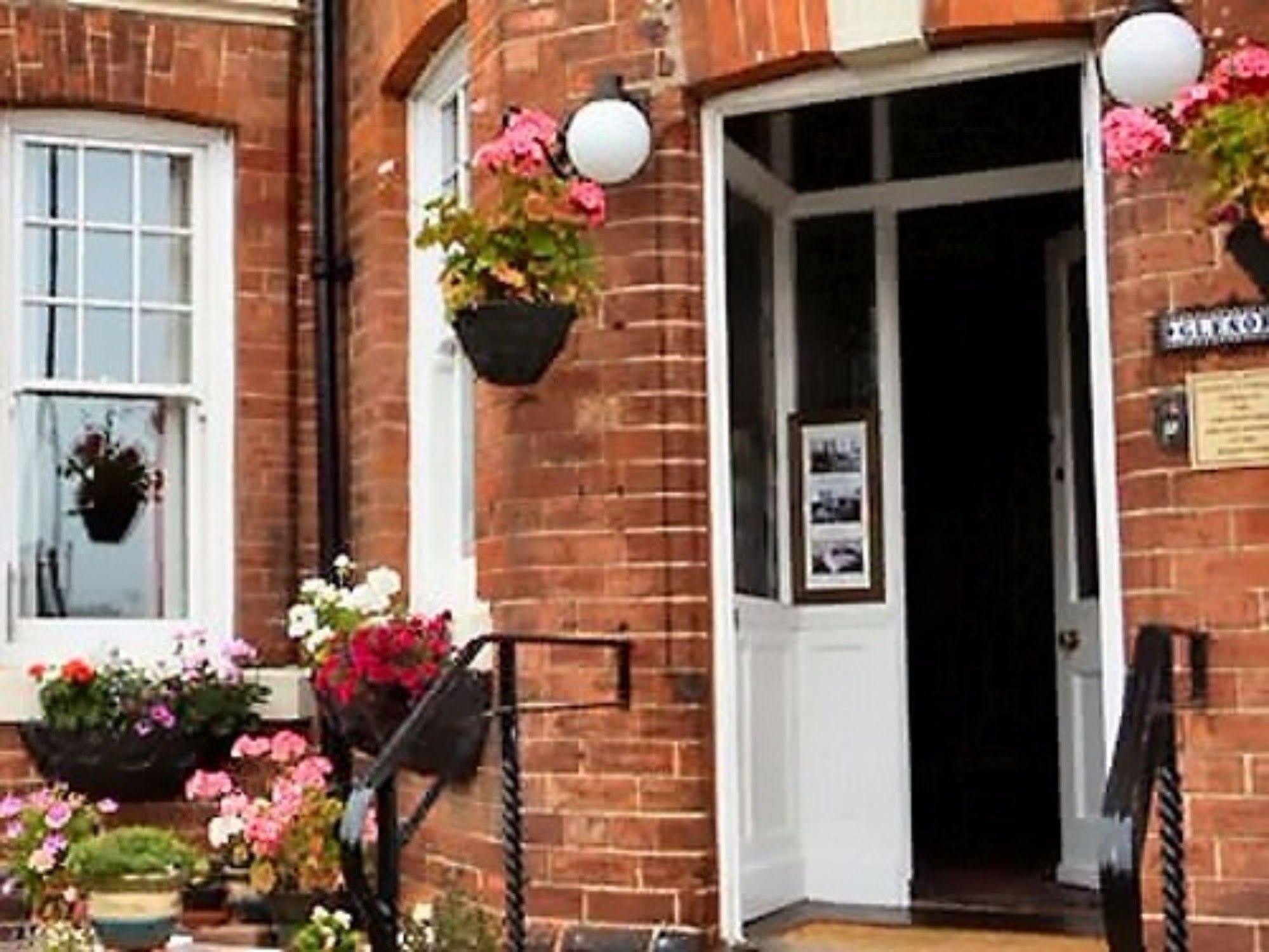 Glenora Guest House Уитби Екстериор снимка