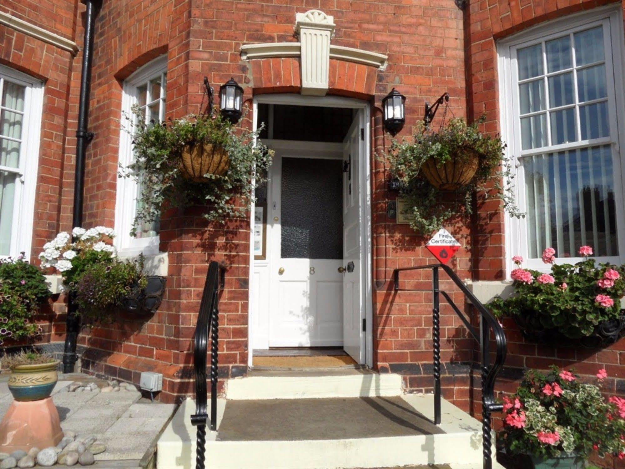 Glenora Guest House Уитби Екстериор снимка